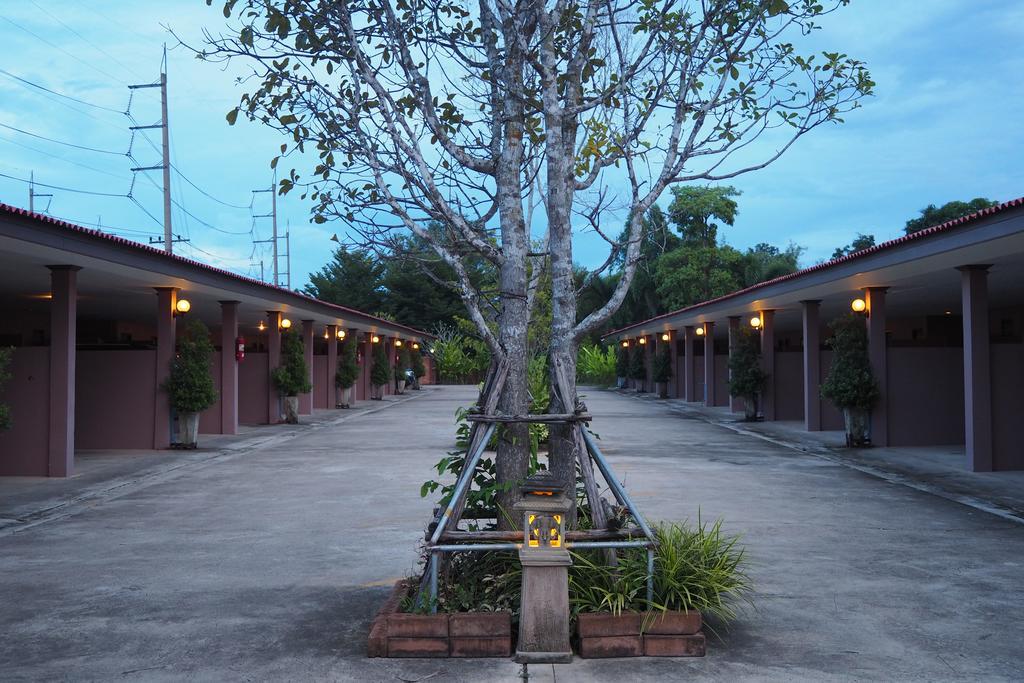 Phanom Sarakham Rimmueng Resort מראה חיצוני תמונה