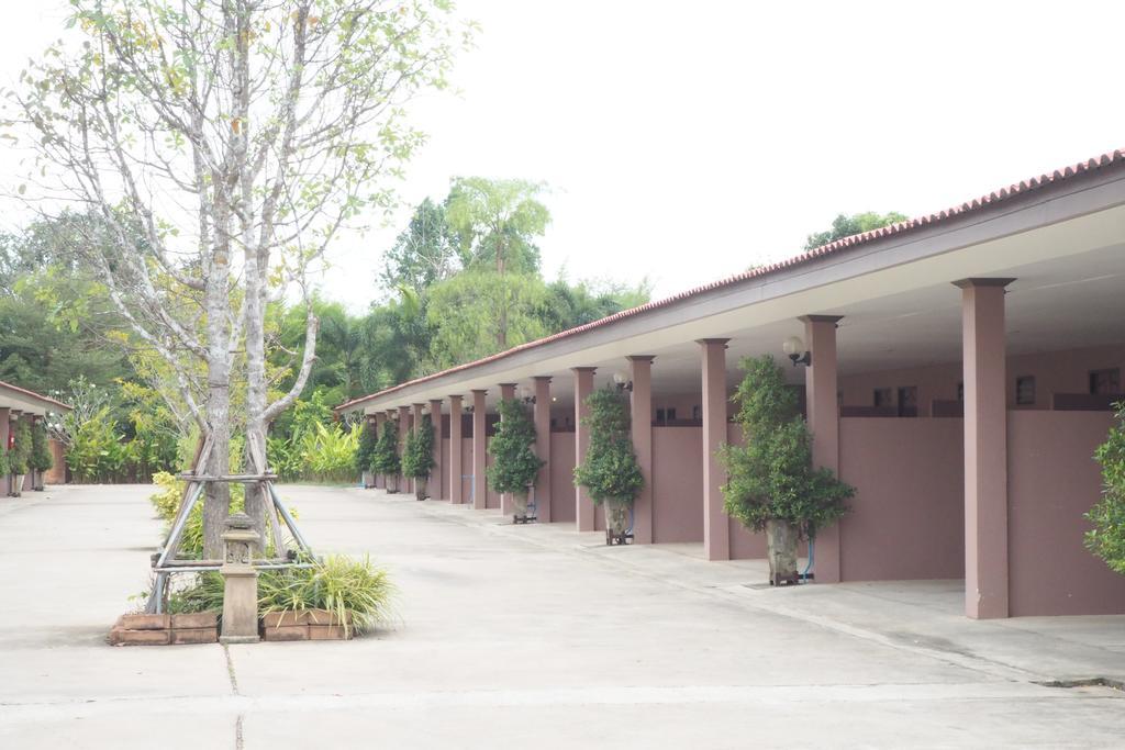 Phanom Sarakham Rimmueng Resort מראה חיצוני תמונה